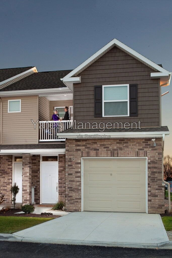 Spacious 2 Bedroom, 2.5 Bath Classic Townhome with Attached Garage property image